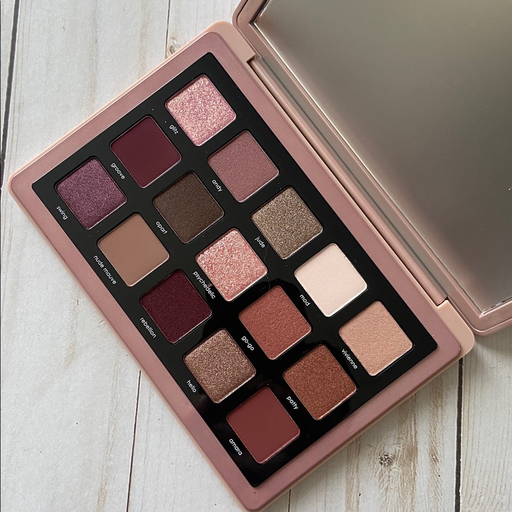 NATASHA DENONA RETRO PALETTE 🎨 NEW
NEVER USED/SWATCHED WITH BOX